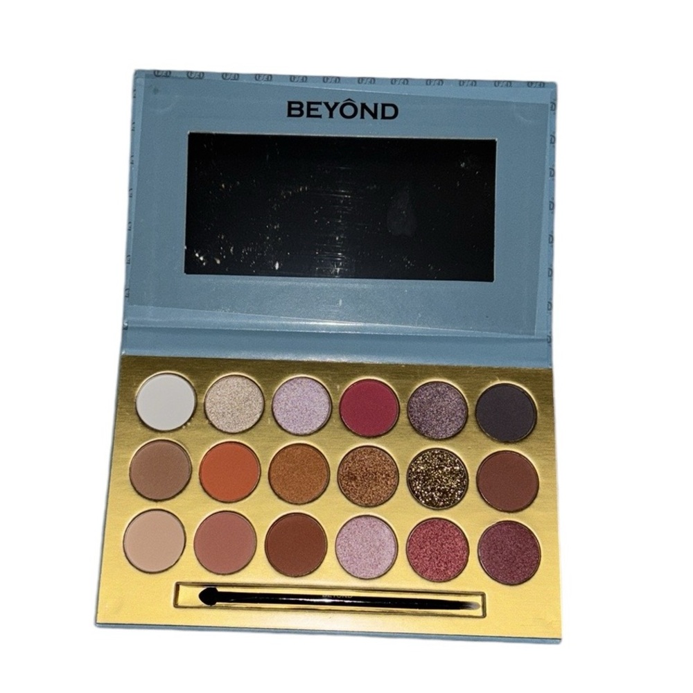 NEW Beyond 18 eyeshadow palette shimmer and matte
